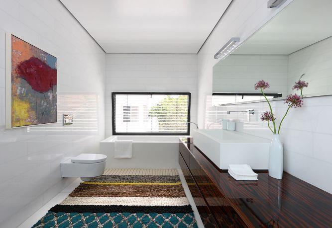 שילוב אבן טאסוס ועץ בחדר אמבטיה. עיצוב: אדריכל מרק טופילסקי