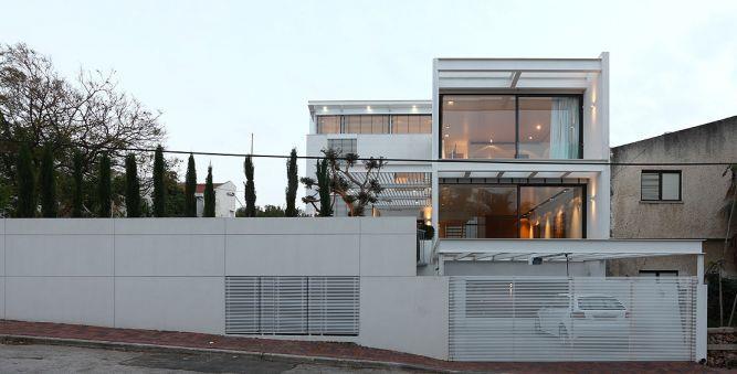 חזית בית הכוללת תאורה מעניינת בעיצוב אדריכל מרק טופילסקי