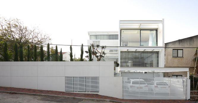 חזית פלדה לרחוב בעיצוב מינימליסטי של אדריכל מרק טופילסקי 