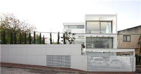 חזית פלדה לרחוב בעיצוב מינימליסטי של אדריכל מרק טופילסקי 