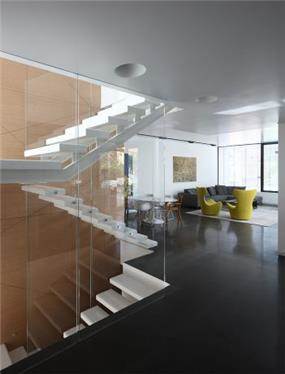 מדרגות מרחפות וסלון מודרני בעיצוב אדריכל מרק טופילסקי