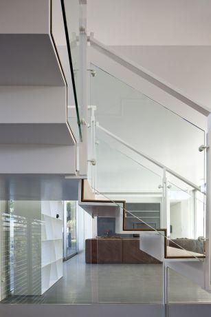 מדרגות מחומר דק וכמעט בלתי מורדש בעיצוב אדריכל מרק טופילסקי 