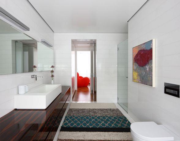 אמבטיה מודרנית מעוצבת בלבן בעיצוב אדריכל מרק טופילסקי 