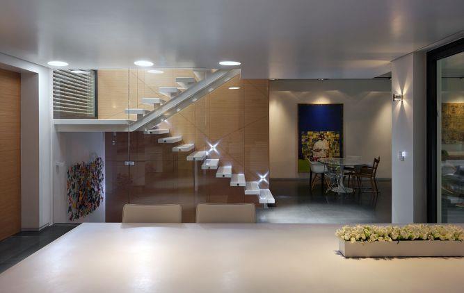 מבט אל הסלון והמבואה בעיצוב מודרני של אדריכל מרק טופילסקי