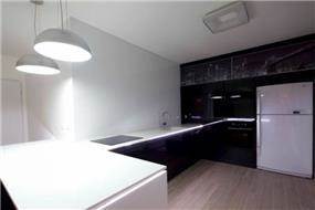 מטבח מודרני ומינימליסטי בצבעי שחור לבן. עיצוב: אורית סנדר
