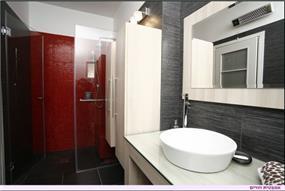 עיצוב חלל אמבטיה , מעוצב בצבעים שחור, לבן, אדום,  חדר רחצה הורים