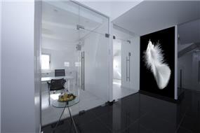 עיצוב משרד עם דגש על חללים מאווררים ותוספת חיפוי קיר בשחור לבן. עיצוב: אורית סנדר