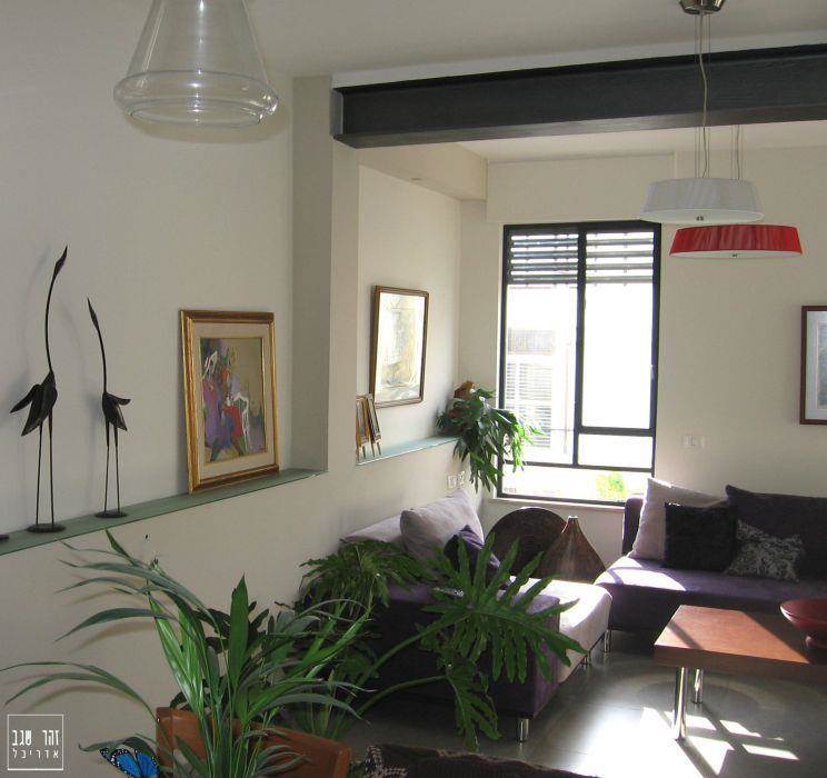 עיצוב מודרני מינימליסטי בסלון בדירה עירונית