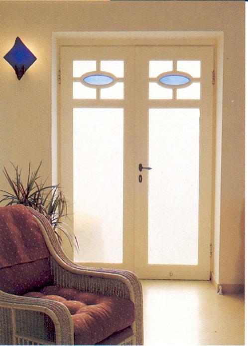 דלתות סלון פונות למרפסת בתא
