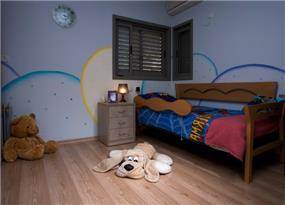 חדר של ילד בבית פרטי, כולל צביעה ייחדוית