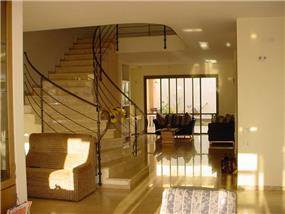 חדר מדרגות וסלון, וילה, שוהם - LDA Architecture & Design