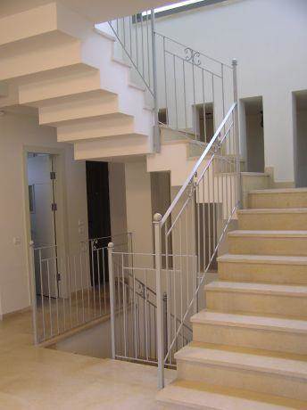 חדר מדרגות - נדין לומלסקי-אדריכלות ועיצוב