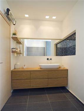 שילוב של עץ וזכוכית בחדר האמבטיה, עיצוב לילך לויט