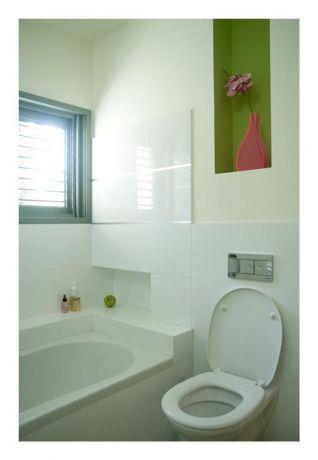 מבט לחדר אמבט לבן עם נגיעות ירקרקות, עיצוב לילך לויט