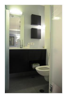 חדר אמבט בעל עיצוב יוקרתי עם תאורה נסתרת בעיצוב ותכנון של לילך לויט