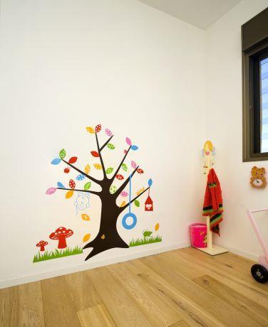 מדבקת קיר צבעונית בחדר ילדים, עיצוב לילך לויט 