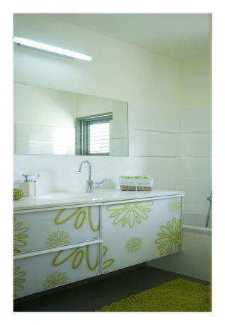 חדר אמבט בעיצוב נקי בעל קווים ירקרקים, בעיצוב ותכנון של לילך לויט