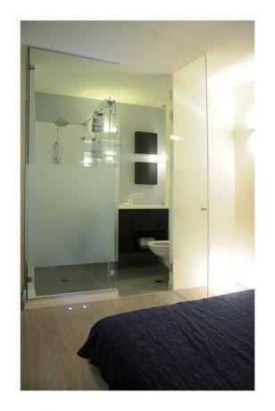 מבט אל חדר האמבט הצמוד לחדר שינה של הורים בעצוב ותכנון של לילך לויט