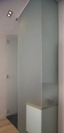 חדר האמבטיה של ההורים תחום בתוך קוביית זכוכית מודרנית, בעיצוב לילך לויט
