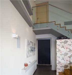 חלל מדרגות עם קיר טפט ומעקה מזכוכית, עיצוב לילך לויט