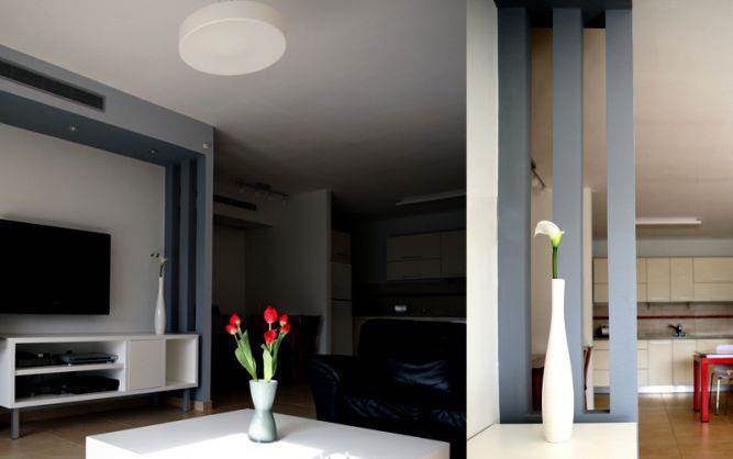 מבט למטבח והסלון בדירה בפתח תקווה, עיצוב סטודיו פרטים