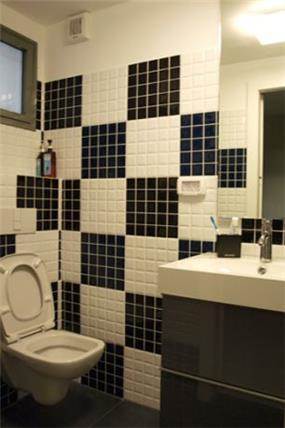 אמבטיה ביחידת דיור בגווני שחור ולבן, עיצוב סטודיו פרטים