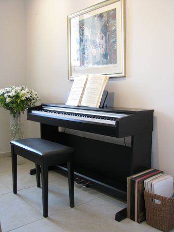 דירה ברח' משה סנה, אם המושבות, פ''ת. פינת הפסנתר - סטודיו פרטים. צילום: לינור קמפאנו.