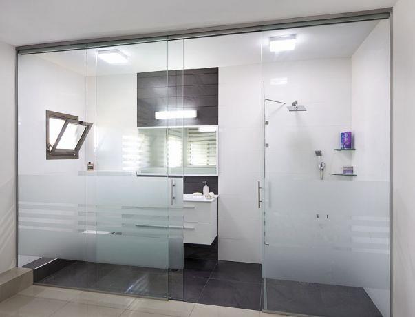 חדר אמבטיה בסגנון מודרני בעיצוב לימור בן הרוש