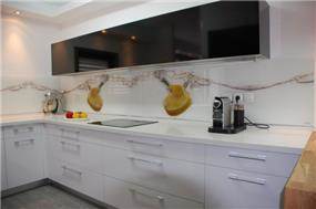 מטבח לבן עם חיפוי קיר מזכוכית בעיצוב לימור בן הרוש