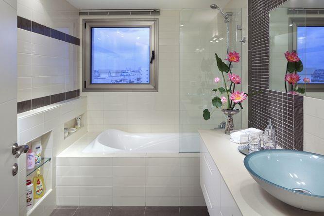 חדר אמבטיה מעוצב בקו מודרני בשילוב פרטי סטיילינג.עיצוב: יוסי שאול YS-DESIGN