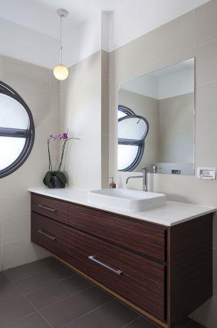 חדר אמבטיה במראה יוקרתי, מודרני ואלגנטי. תכנון ועיצוב: יוסי שאול