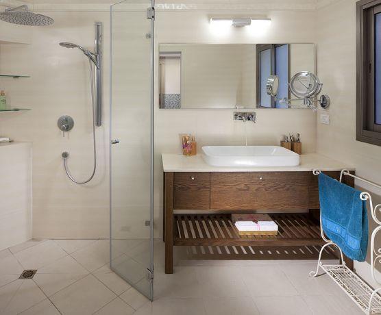 חדר אמבטיה המייצר תחושת מרחב, בגימור יוקרתי. תכנון ועיצוב: יוסי שאול YS-DESIGN