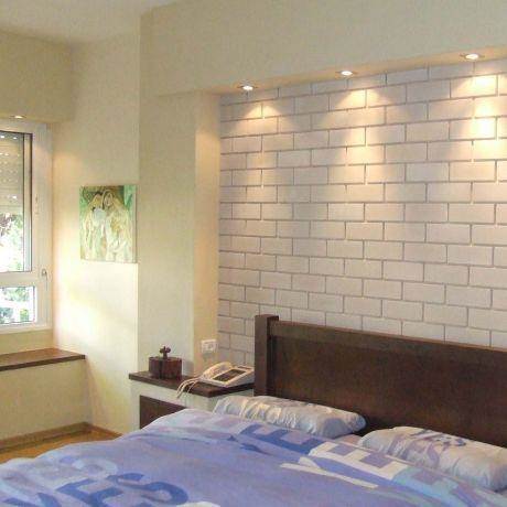 קיר בריקים לבן בגב המיטה, עיצוב ורד פולקמן 