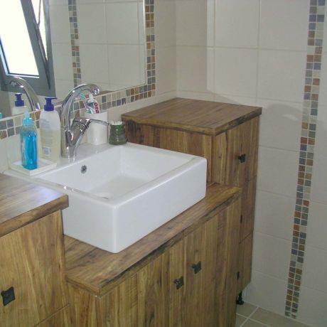 קישוטי פסיפס וארון מעץ מלא בחדר אמבטיה תכנון ועיצוב ורד פולקמן