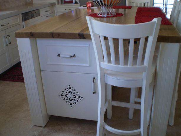 כסא ושולחן בצילום תקריב כחלק ממטבח כפרי בעיצוב ציפי לוי