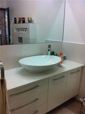חדר אמבטיה בצבעוניות בהירה ומודרנית. עיצוב: ציפי לוי צליל