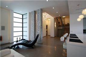 קומת כניסה של בית בכרכור בעיצוב מודרני של CG DESIGN - כרמית גורש עיצוב ואדריכלות פנים