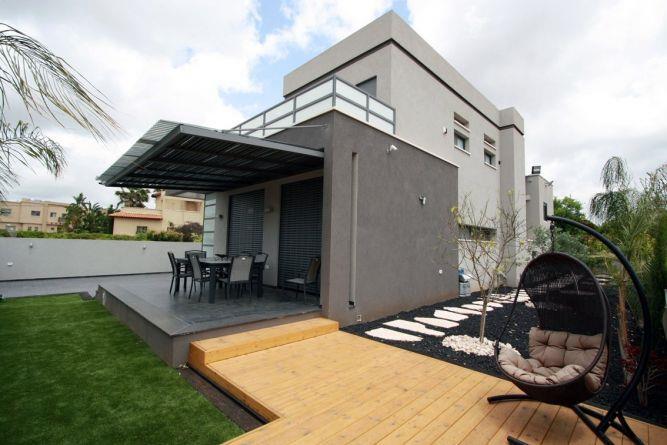 חצר בית בכרכור בעיצוב מודרני, ביתי ונוח של CG DESIGN - כרמית גורש עיצוב ואדריכלות פנים