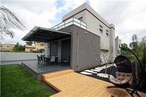 חצר בית בכרכור בעיצוב מודרני, ביתי ונוח של CG DESIGN - כרמית גורש עיצוב ואדריכלות פנים