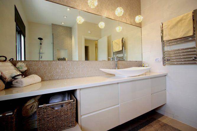חדר אמבטיה בסגנון מודרני וביתי של CG DESIGN - כרמית גורש עיצוב ואדריכלות פנים