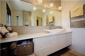 חדר אמבטיה בסגנון מודרני וביתי של CG DESIGN - כרמית גורש עיצוב ואדריכלות פנים