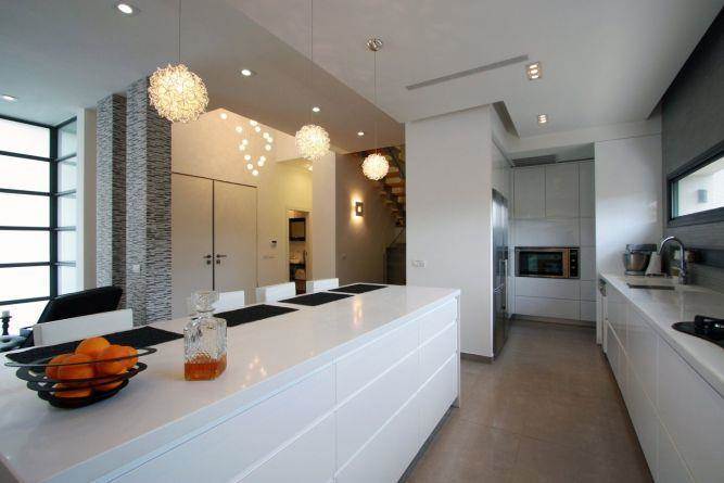 מבט מהמטבח אל הסלון. בית מודרני בכרכור בעיצוב CG DESIGN - כרמית גורש עיצוב ואדריכלות פנים