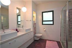 חדר אמבטיה בגווני סגול, איריס מרקו - עיצוב ואדריכלות פנים