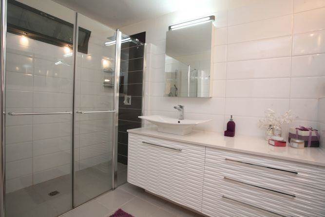 חדר אמבטיה בעיצוב אלגנטי, איריס מרקו - עיצוב ואדריכלות פנים