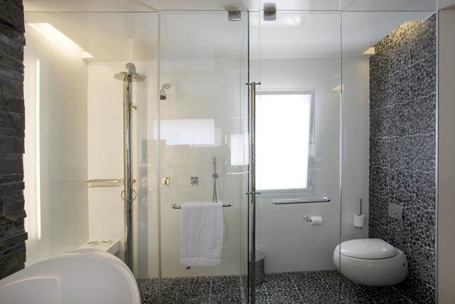 חדר אמבטיה עם הפרדת זכוכית -  בעיצוב ותכנון ענבל ברקוביץ עיצוב ואדריכלות פנים