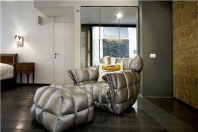 חדר שינה בעיצוב מודרני, בדגש על הספה הייחודית- ענבל ברקוביץ עיצוב ואדריכלות פנים