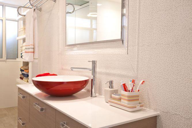 חדר אמבטיה מעוצב עם חיפוי קיר ופרקטים תואמים - בתכנון ועיצוב של ענבל ברקוביץ עיצוב ואדריכלות פנים