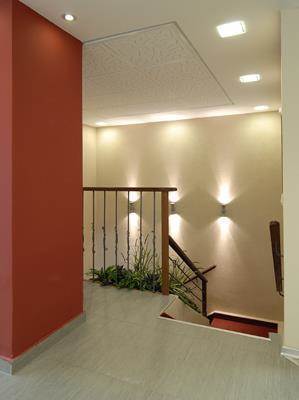 מבואה לקומת המשרדים -דוגמת התקרה האקוסטית הועתקה לקירות הזכוכית