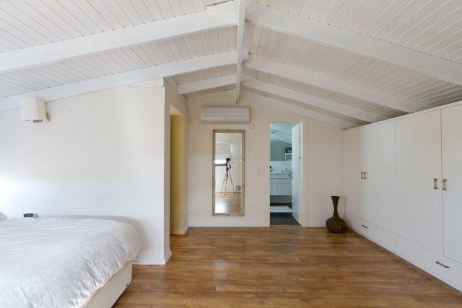 חדר שינה הורים בעליית הגג. התקרה נצבעה בלבן.  תכנון ועיצוב: saab architects