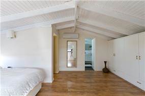 חדר שינה הורים בעליית הגג. התקרה נצבעה בלבן.  תכנון ועיצוב: saab architects